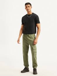 men green solid loose fit cargo